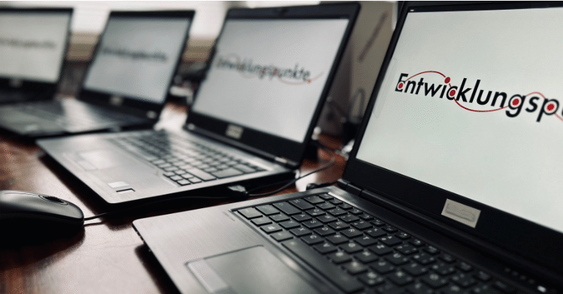 Eine Reihe von Notebooks mit dem Logo "Entwicklungspunkte"